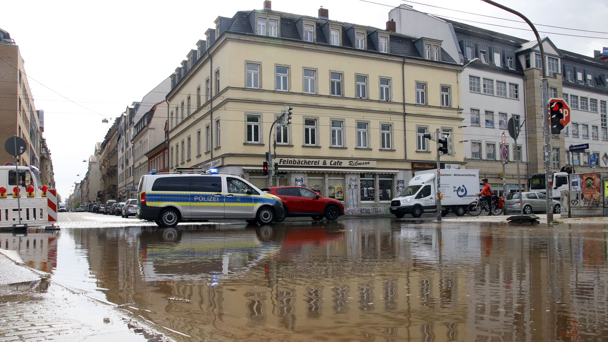 Das Wasser reichte bis vor zur Königsbrücker Straße. Die konnte jedoch die ganze Zeit befahren werden. Foto: Anton Launer