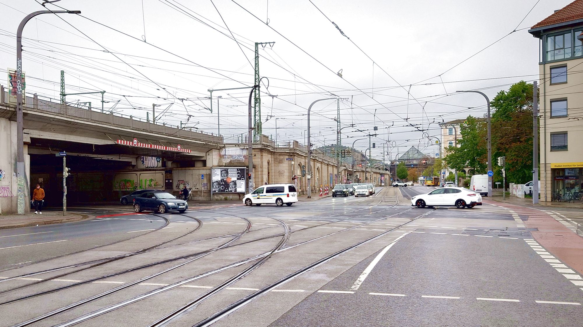 Auf der Antonstraße, unmittelbar vor der Kreuzung zur Leipziger Straße wird am Wochenende eine Straßenbahnweiche repariert. Daher werden die Linien 6 und 11 umgeleitet. Foto: Anton Launer