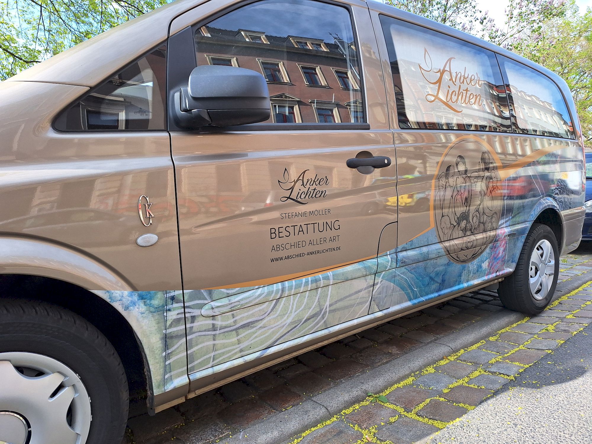 Hand-Made! Zwei befreundete Künstlerinnen haben den Leichenwagen gestaltet.