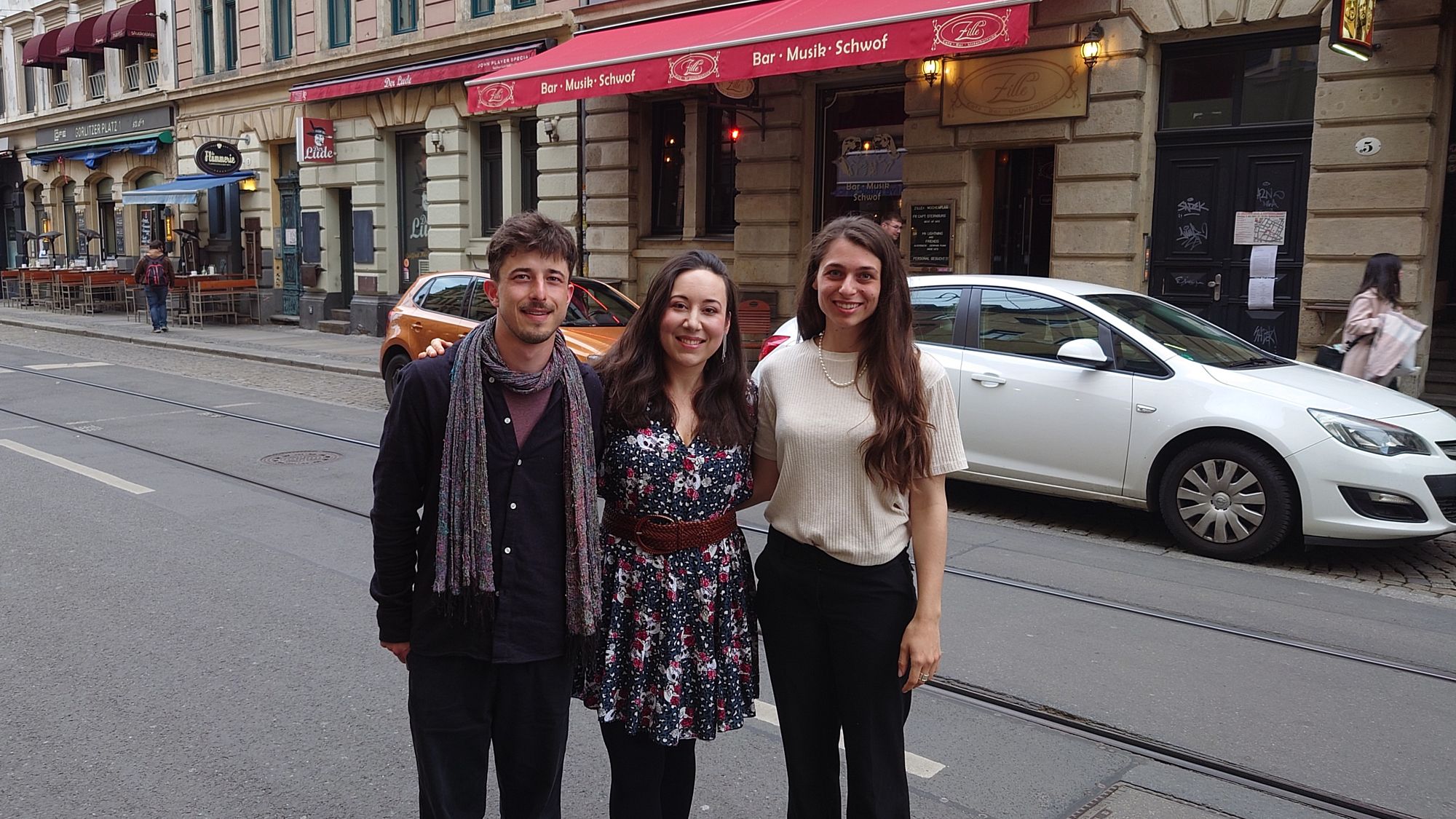 Nach der Premiere im Thalia: Die Schauspieler Paul Schneider und Anna Maria Zeilhofer mit Regisseurin Fabienne Grußendorf in der Mitte. Foto: Anton Launer