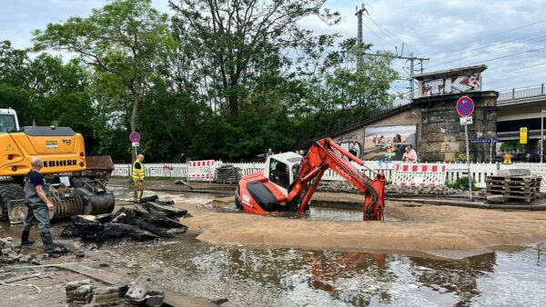 Erneuter Wasserrohbruch in der Neustadt - Foto: Feuerwehr Dresden