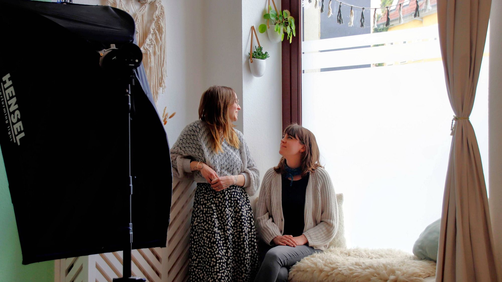 Josephin Hegedüs und Laura Göpfert im Atelier "Blende Auf" - Foto: Anton Launer