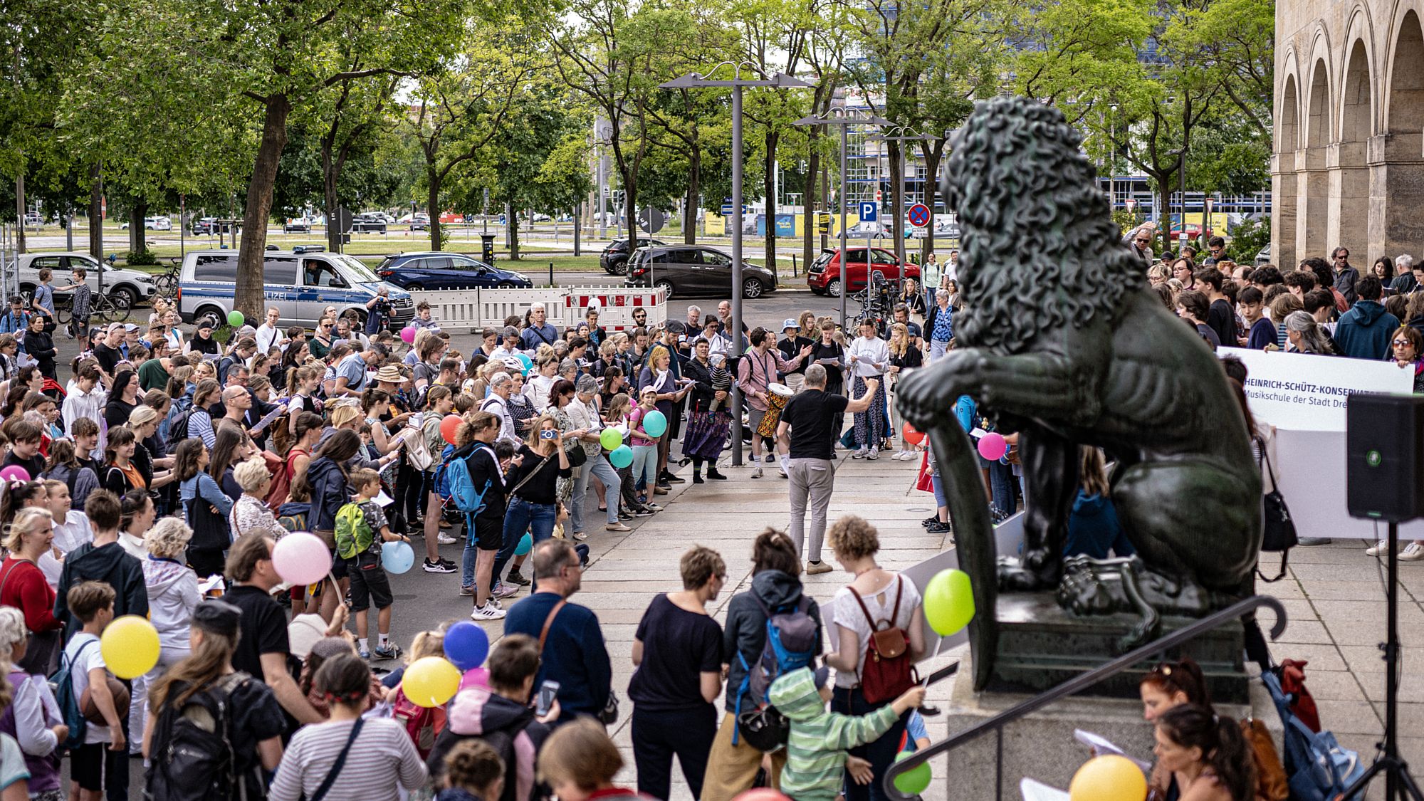 Der Dresdner Stadtrat votierte fast einstimmig für die Umwandlung der Honorarstunden in Festanstellungen. Hunderte Musikschüler*innen begrüßten die Stadtratsmitglieder musikalisch. Foto: Johannes Haupt