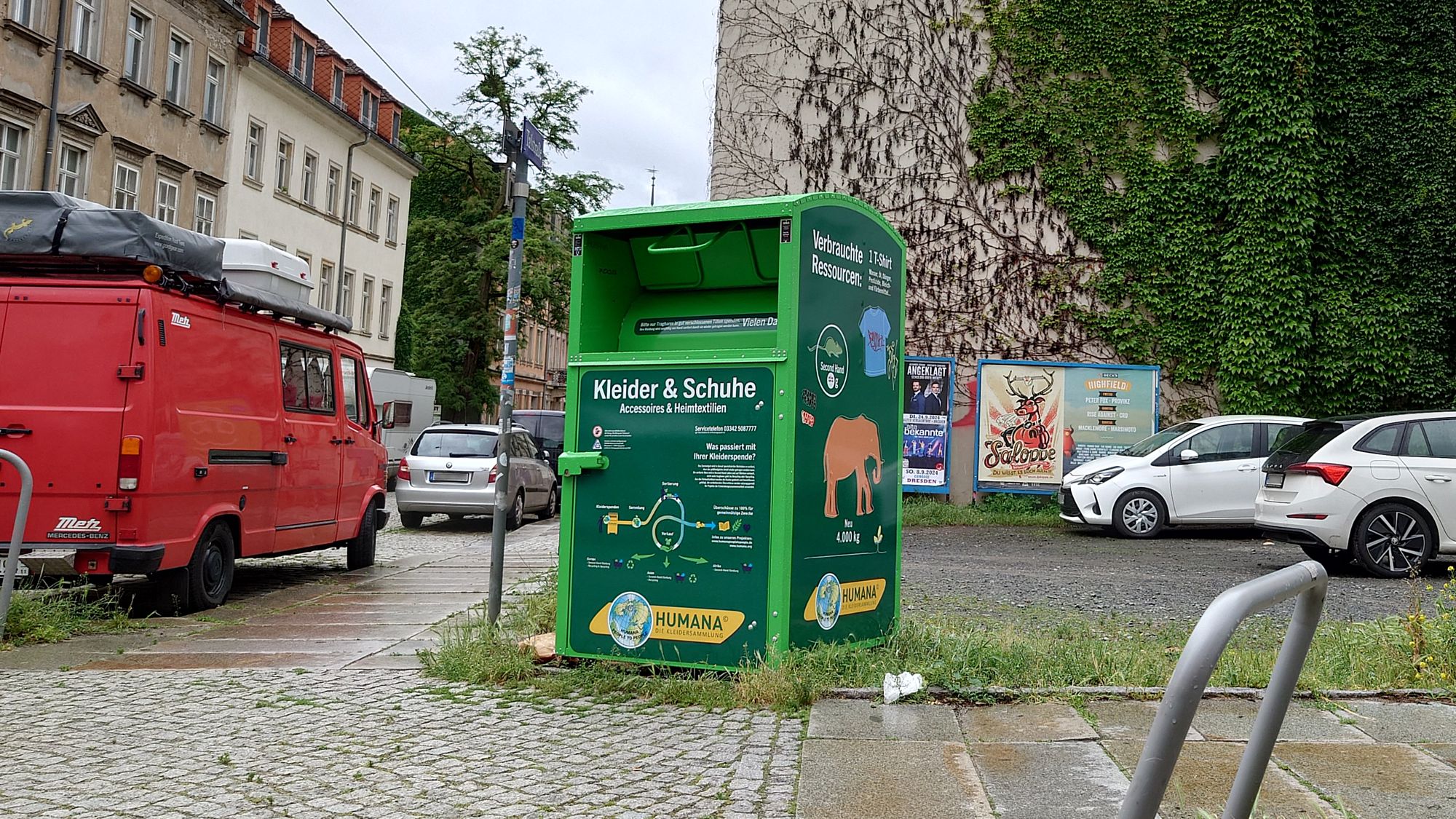 Dieser Altkleidercontainer hier an der Ecke Talstraße steht zwar auf privatem Grund, hier müsste das Amt nun prüfen, ob durch die Befüllung die Straße über den Gemeingebrauch nach § 18 des Straßengesetzes für den Freistaat Sachsen - SächsStrG beansprucht wird. Foto: Anton Launer