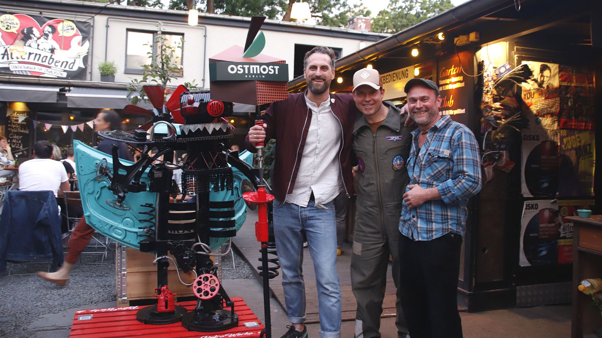 Paul Döcker, Chris Masch und Stephan Hübner mit der neuen Skulptur. Foto: Anton Launer