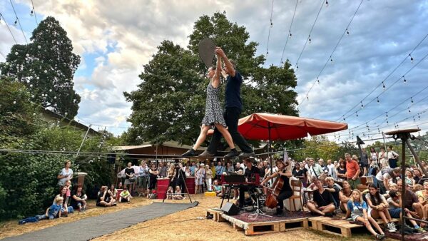 Dialoge - Eine Gratwanderung im Garten vom Societaetstheater - Foto: Roikkuva