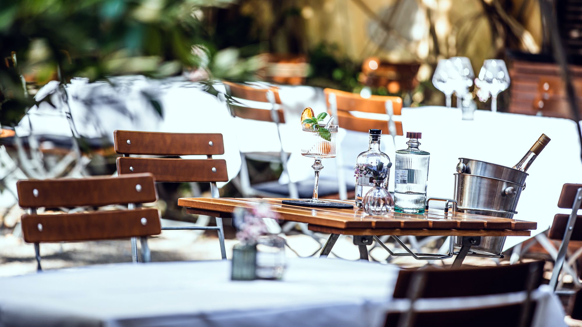 Wie ein Ausflug in die Sommerfrische - der Biergarten am Restaurant.