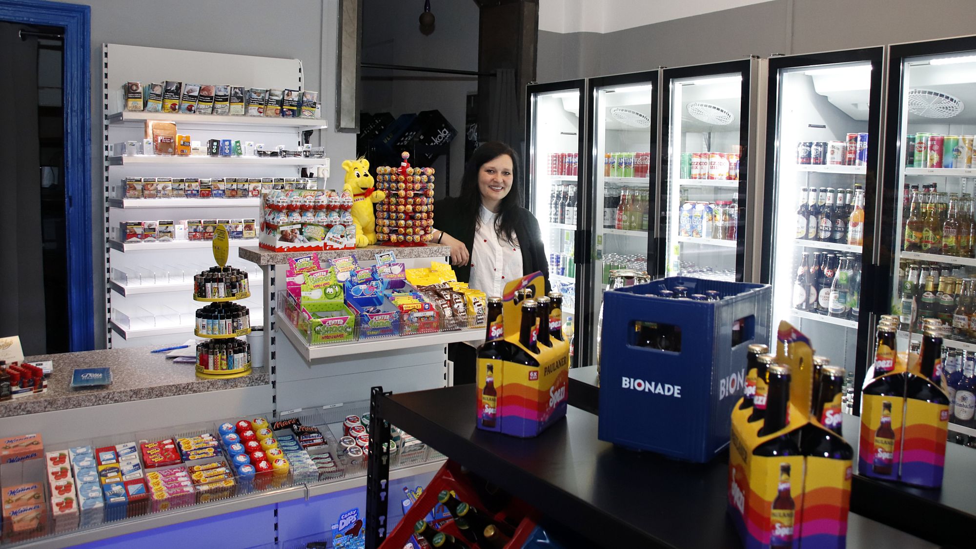 Chefin Julia Mahmoudi Zavieh im neuen Spätshop "Wechteti" auf der Louisenstraße - Foto: Anton Launer