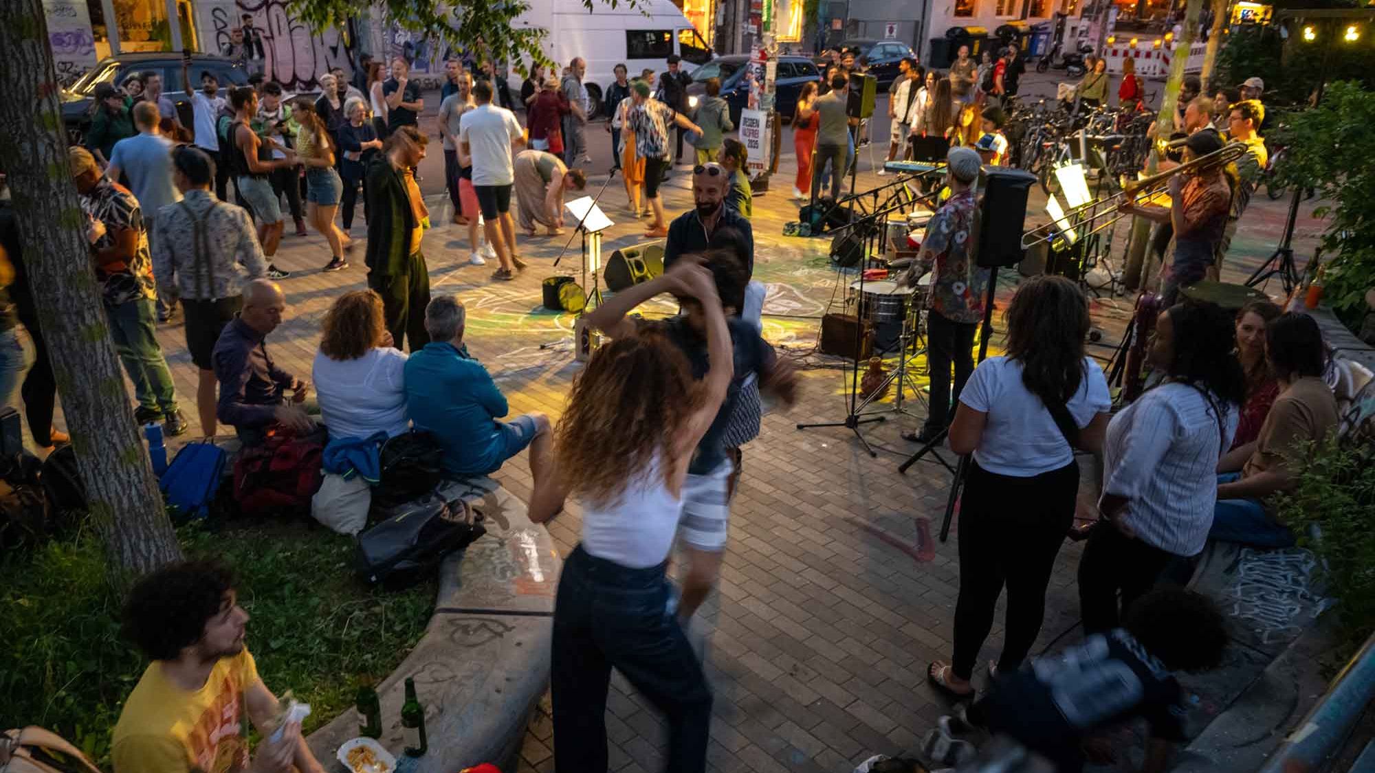 Salsastimmung vor der Scheune - aufgenommen am 13. Mai - am 10. Juni spielen Sazón Mountuno erneut. Foto: Bildermann.de