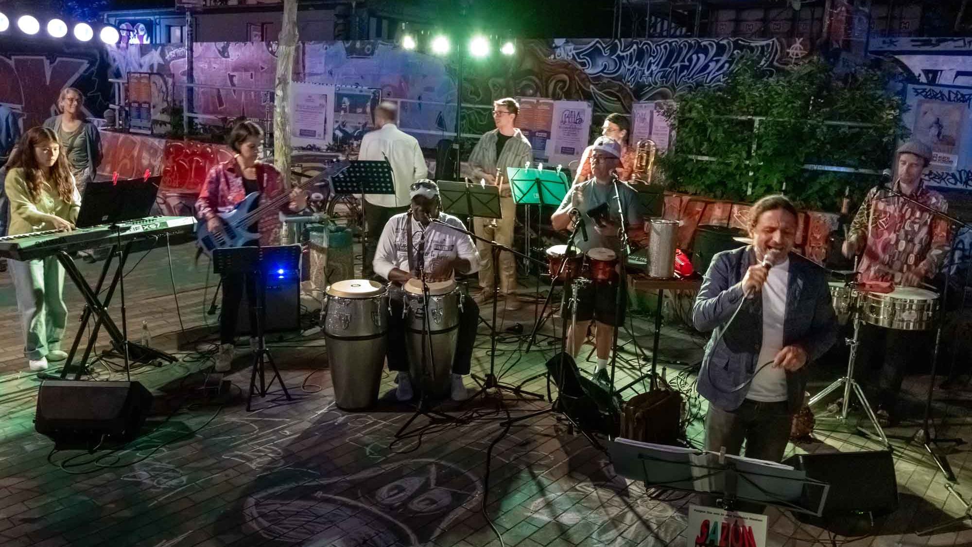 Sazón Montuno auf dem Scheunevorplatz - Bandleader Jörg Ritter an den Timbales ganz rechts im Bild. Foto: Bildermann.de