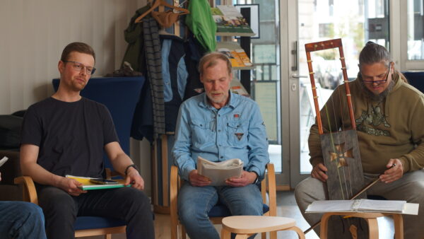 Einer der Männer bringt jedes Mal sein selbstgebautes Instrument mit. Foto: Anna Abraham