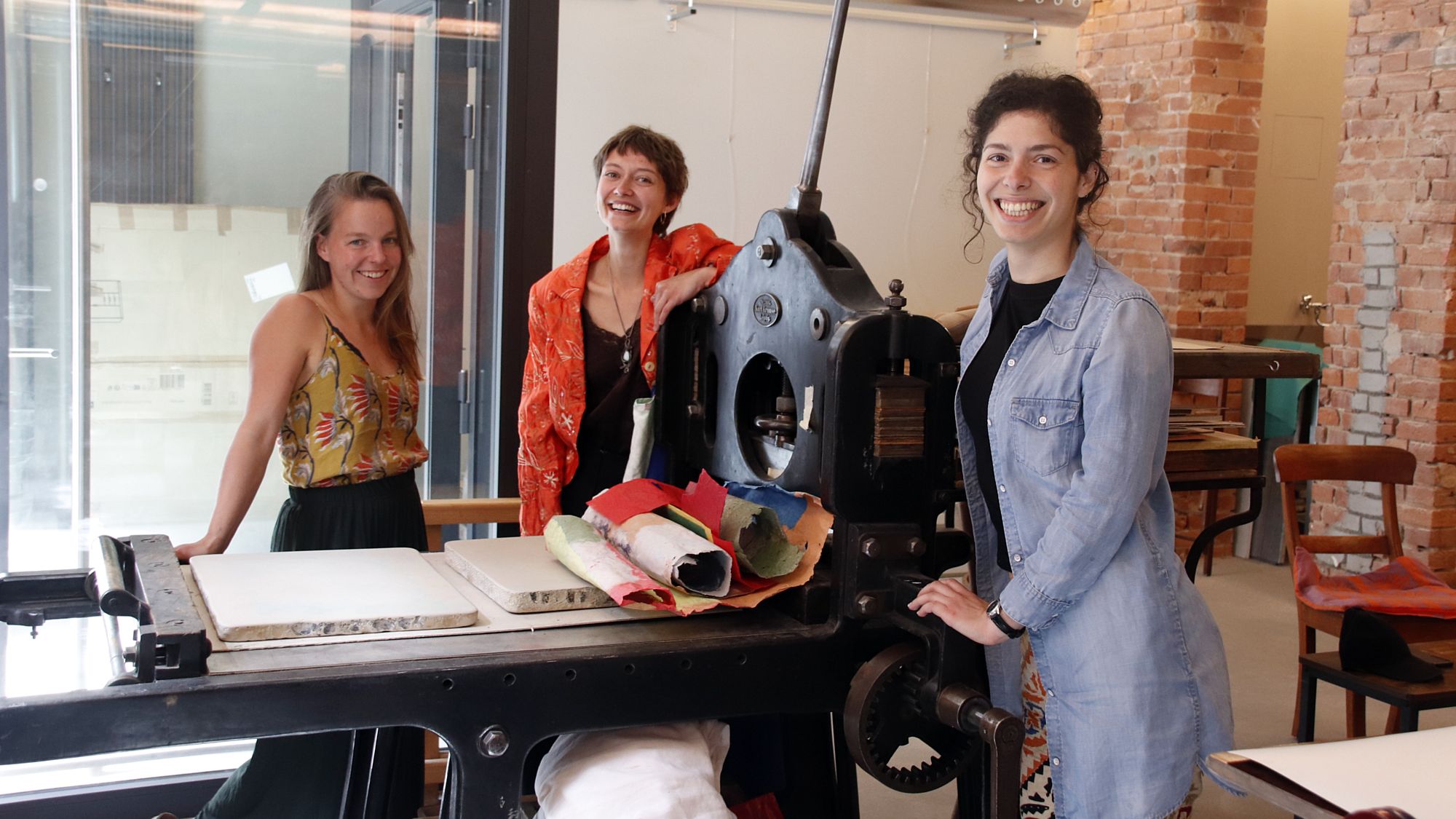 Haben das Erlenwerk eröffnet: Käthe Weinmann, Sarah Steuer und Ana Pireva. Foto: Anton Launer 