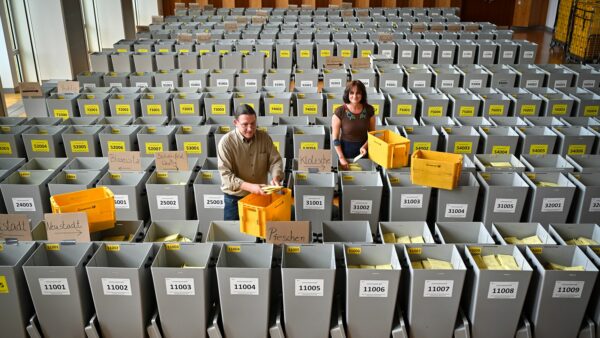 Wahlhelfer Volker Schmidt und wahlhelferin Janet Malcharek im Rathaus Dresden bei den Vorbereitungen der Europa- und Kommunalwahlen in Dresden - Foto: Anja Schneider