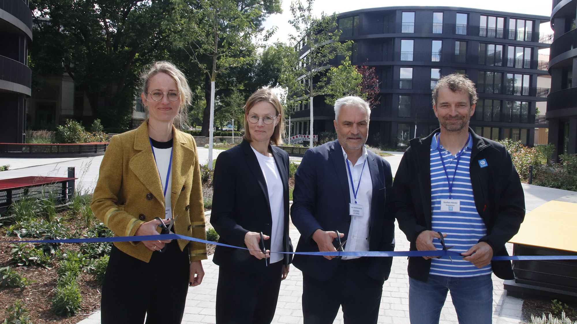 Wenn was eröffnet wird, muss man ein Band durchschneiden. Helena Raupach (CTR), Johanna Friedrich und Thomas Knerer (Architekten Knerer und Lang) und  Projektleiter Steffen Herzer (Dreßler Bau) (v.l.) Foto: Anton Launer