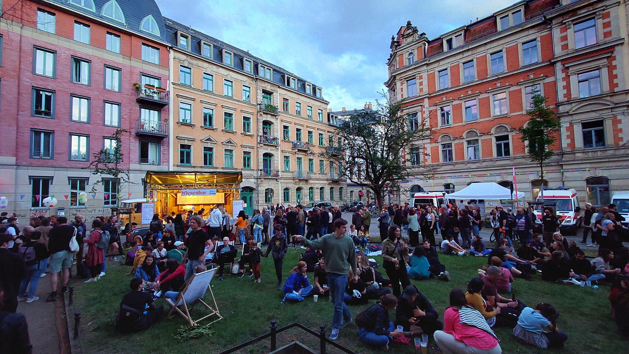 Gemütliches Stadtteilfest: Bunter Sommer Neustadt am Martin-Luther-Platz - Foto: Anton Launer