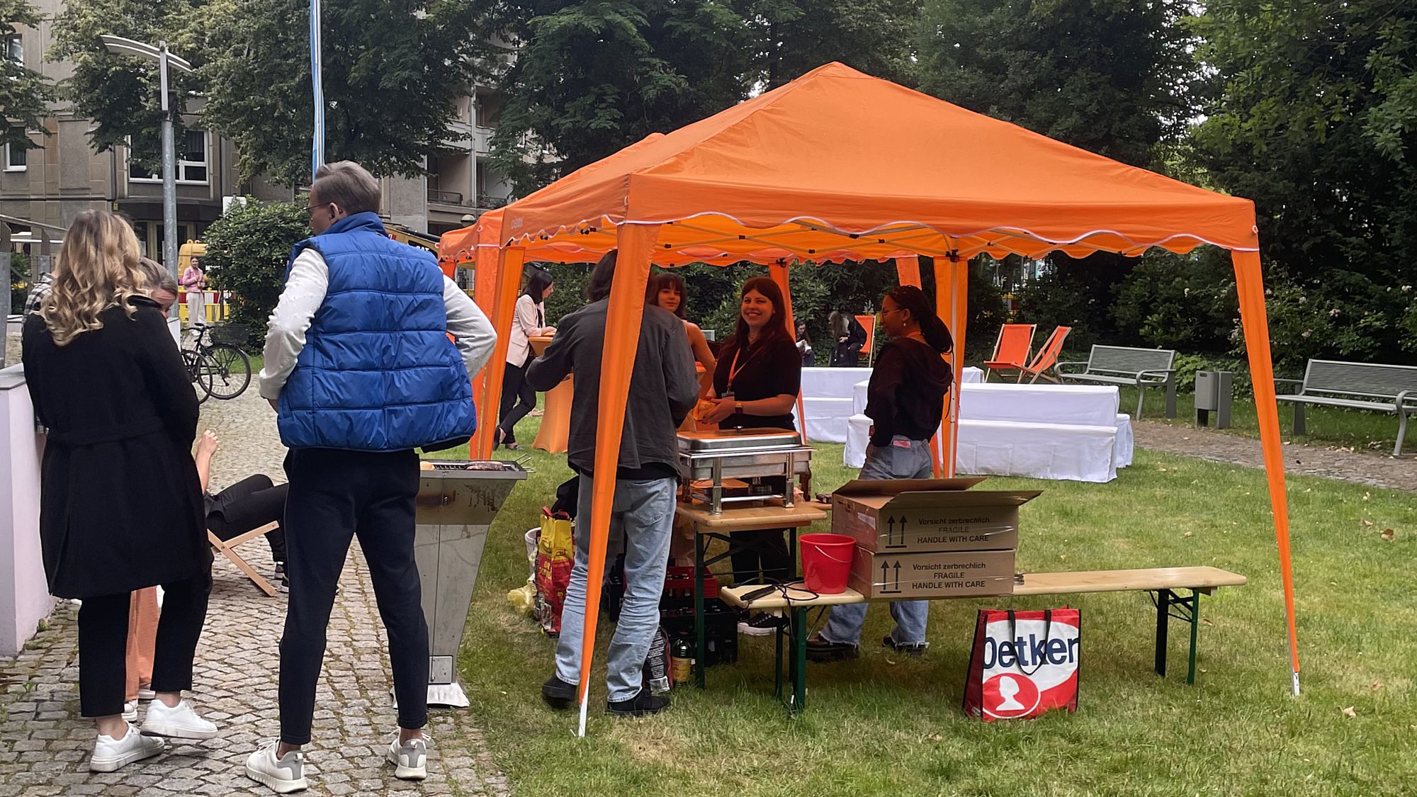 Wissenschaft und Grillen auf dem Campus der SRH Dresden - Foto: SRH Dresden