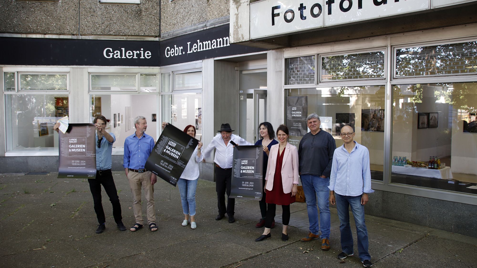 25 Galerien und Museen machen mit. Einige der Beteiligten haben sich zum Foto-Termin vor dem Fotoforum versammelt. Foto. Anton Launer