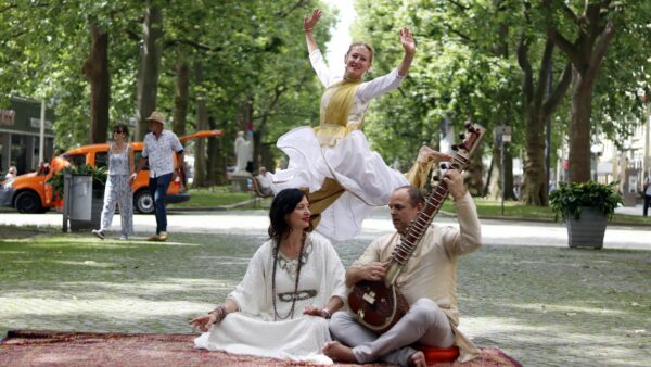 "Yenidze-Theater & Guests" spielen zwischen Kirche und Markthalle. Foto: Anton Launer