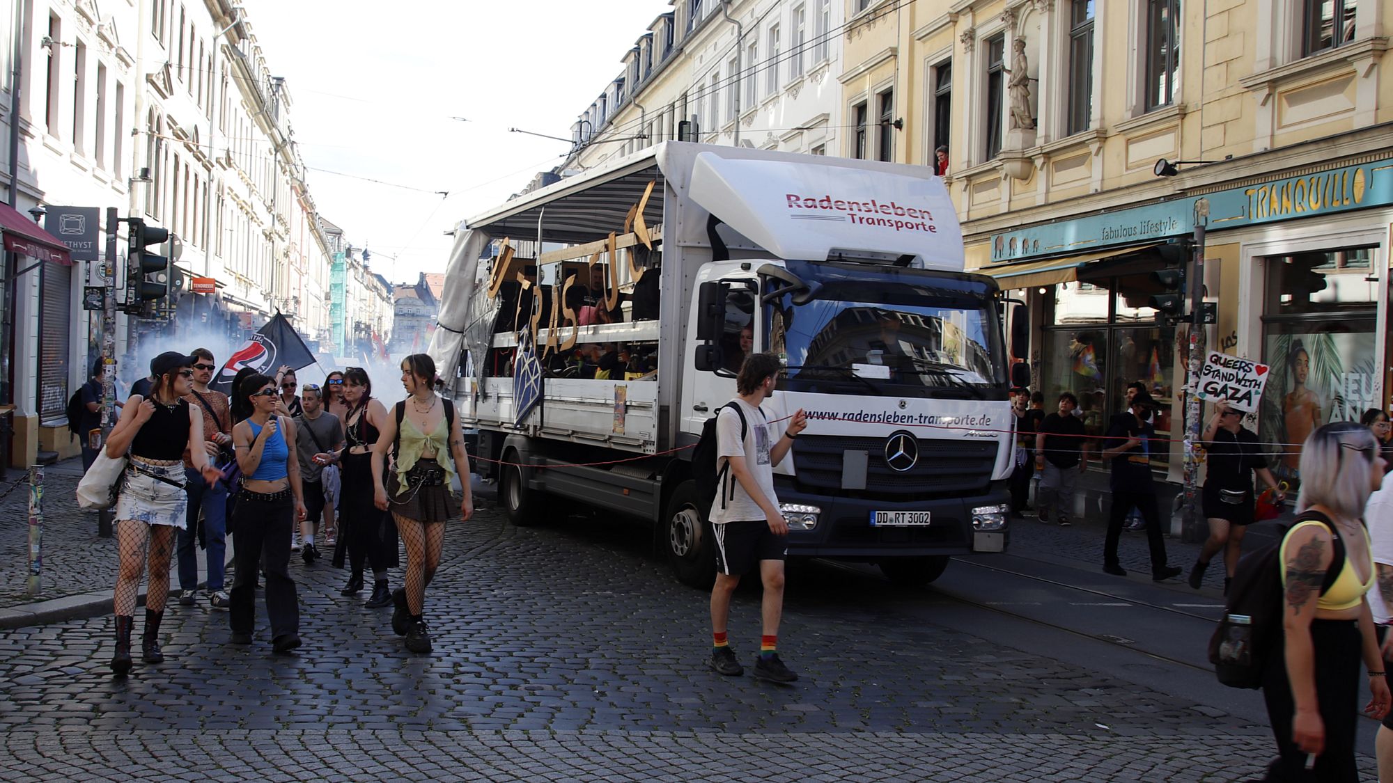 Auch mit dabei - Fahnen der antifaschistischen Aktion. Foto: Anton Launer