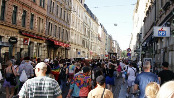 Nach einer guten Viertelstunde war die Demo durch die Neustadt gezogen. Foto: Anton Launer