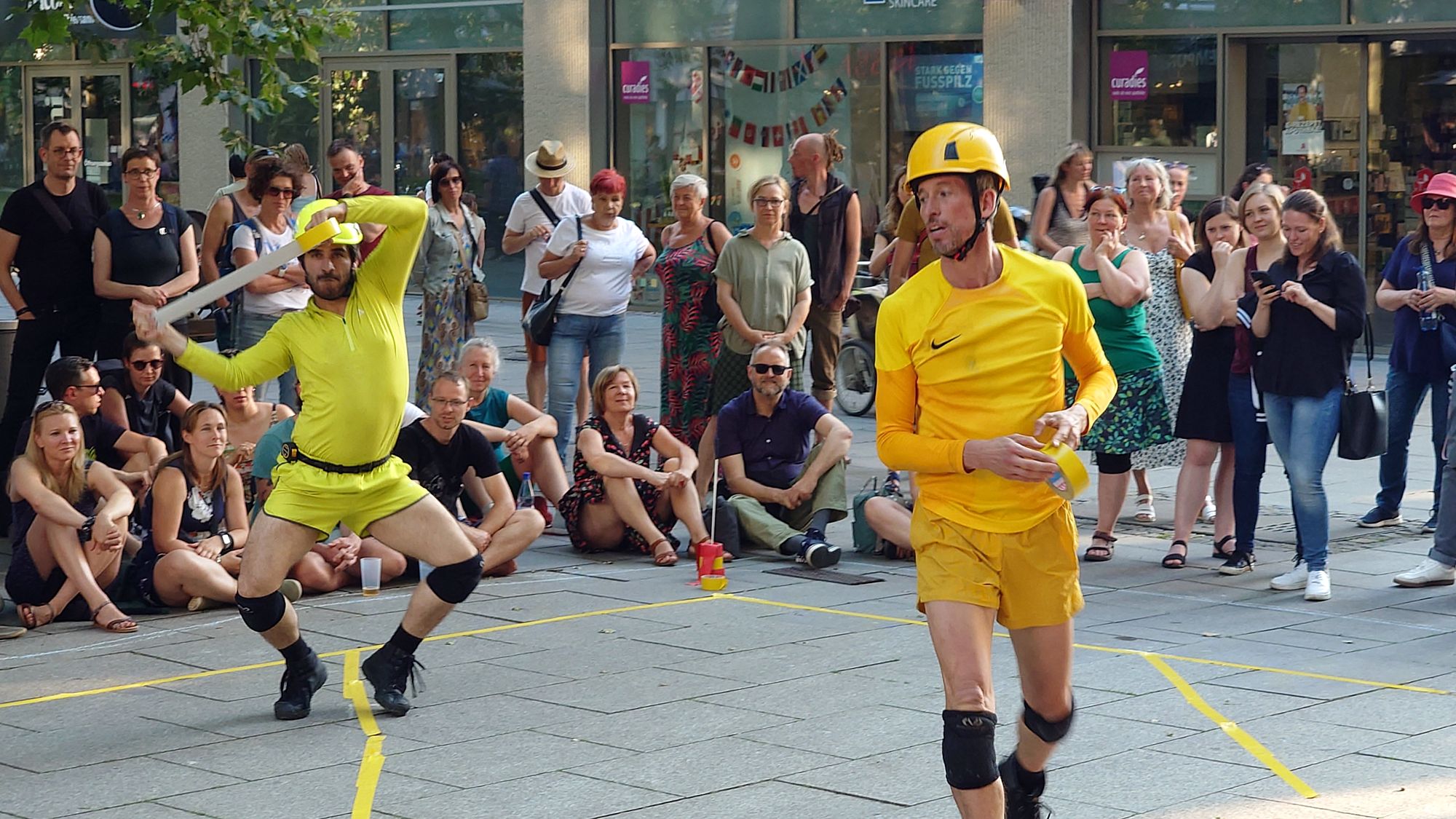 Yiorgos Pelagias und Joshua Monten mit einer Neuinterpretation des Line-Dance - Foto: Anton Launer