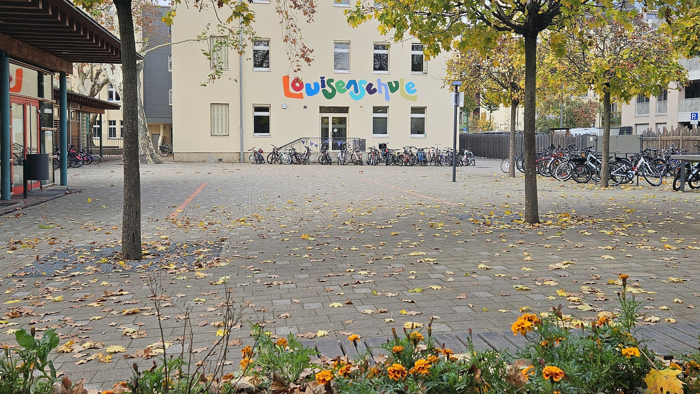 Auf der Rückseite der Schule wurde der Schriftzug angebracht. Foto: Anton Launer