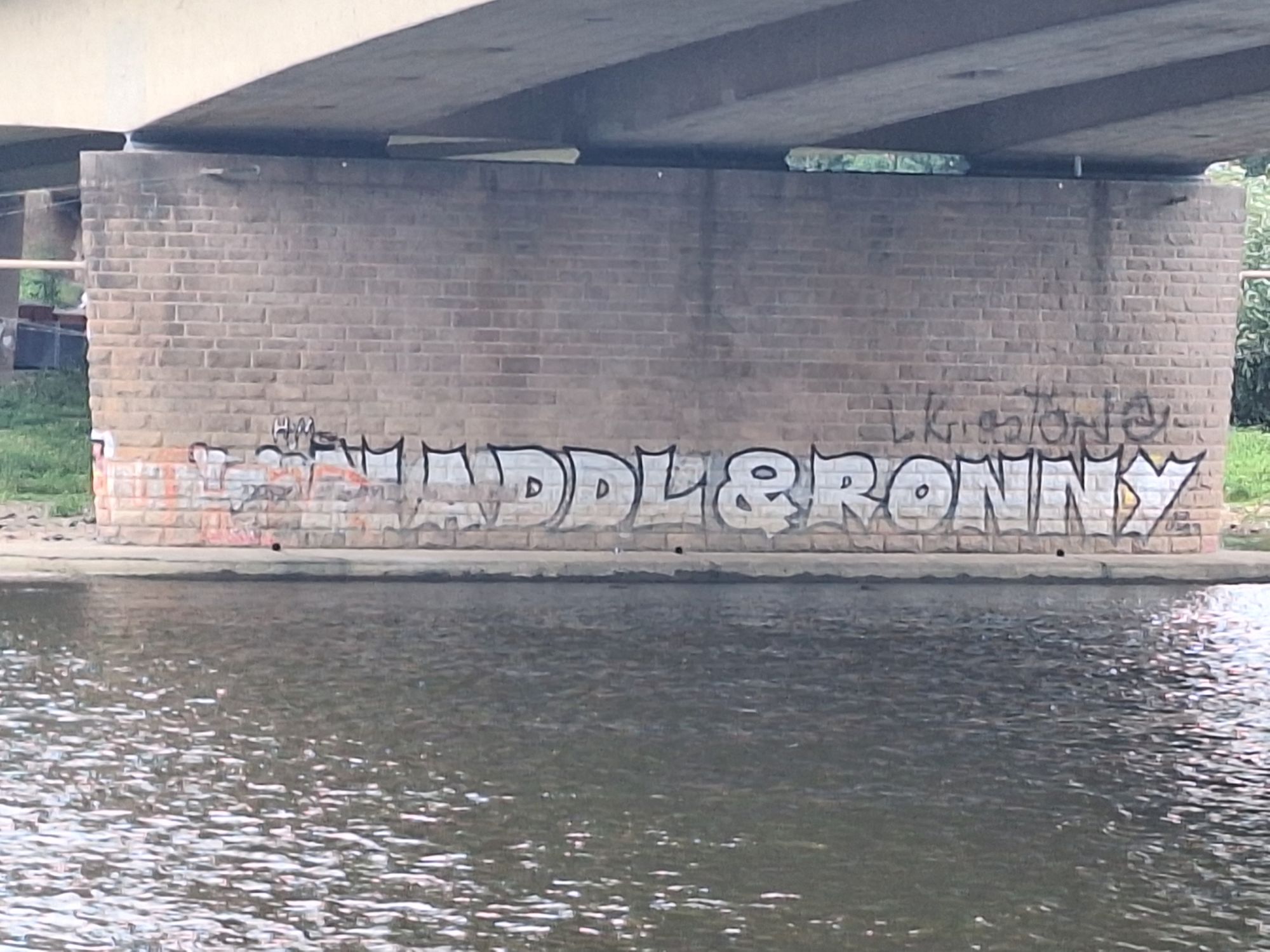 Versehrt, aber noch da: "Naddl und Ronny" sind nicht so einfach zu entfernen. 