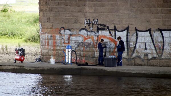 Die Stadt lässt den Schriftzug knapp oberhalb des Elbpegels entfernen. Foto: Anton Launer