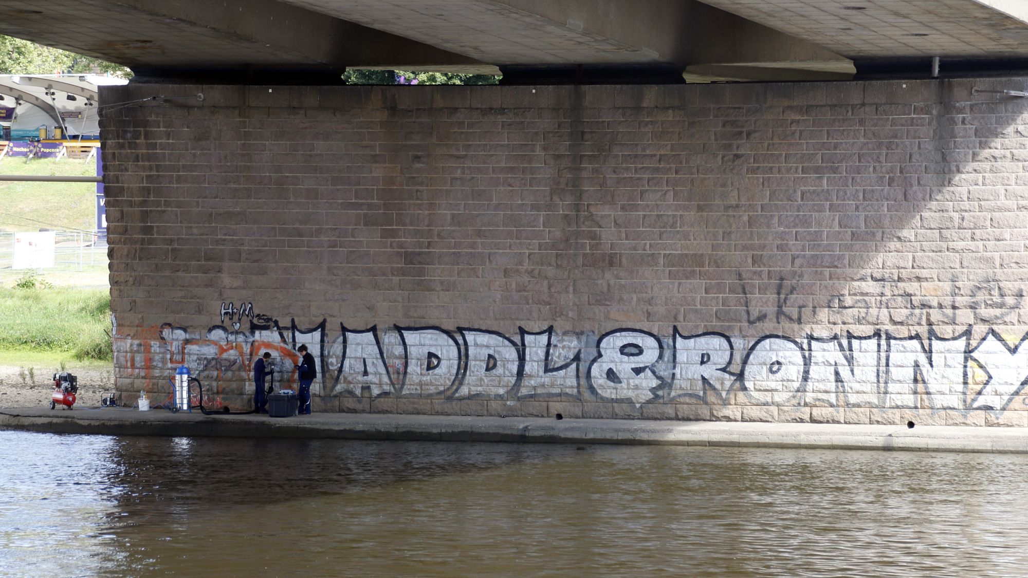 Die Stadt lässt den Schriftzug knapp oberhalb des Elbpegels entfernen. Foto: Anton Launer