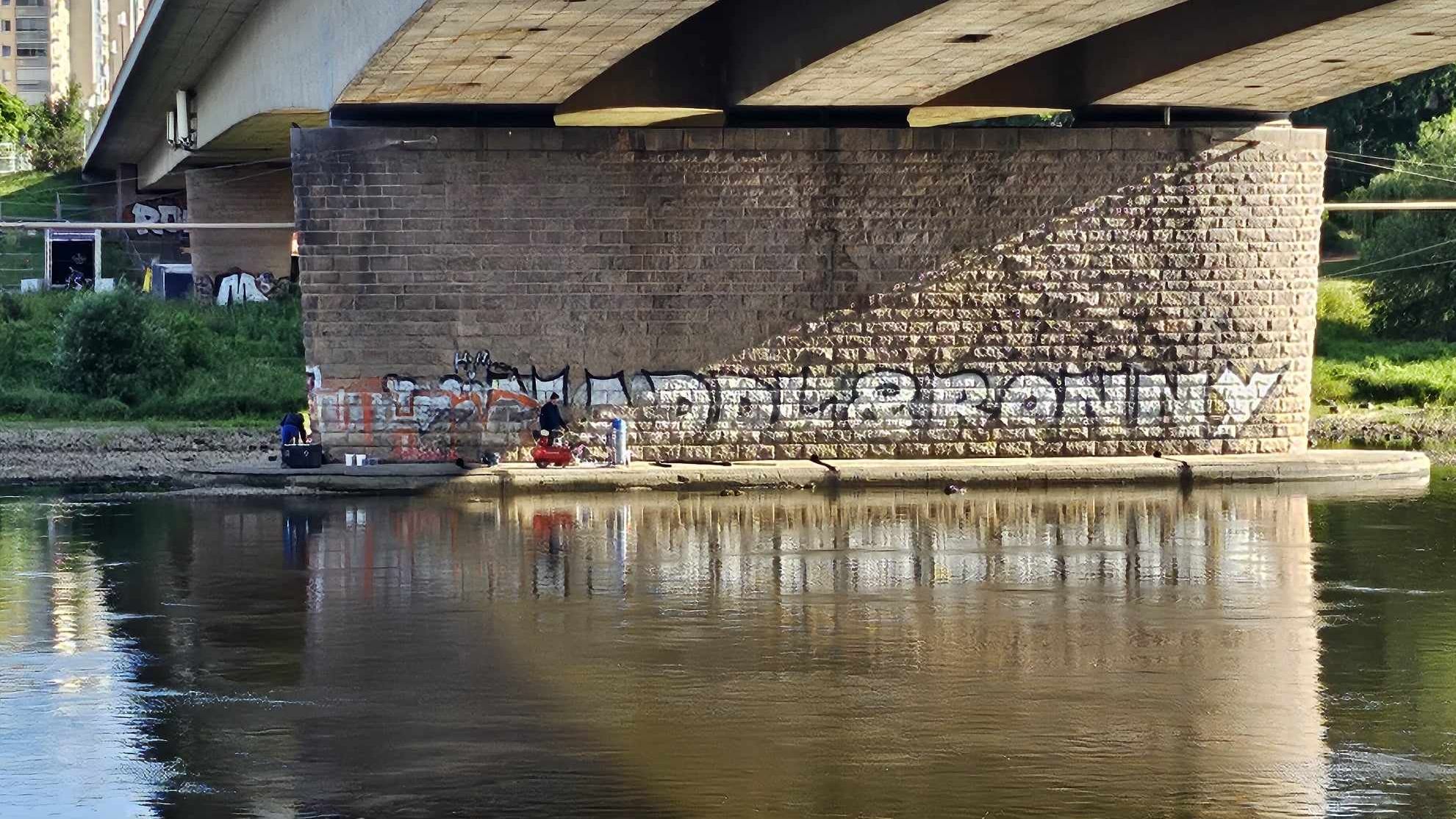 Am Donnerstag wurden die Reinigungsarbeiten wieder aufgenommen. Foto: Christoph Springer