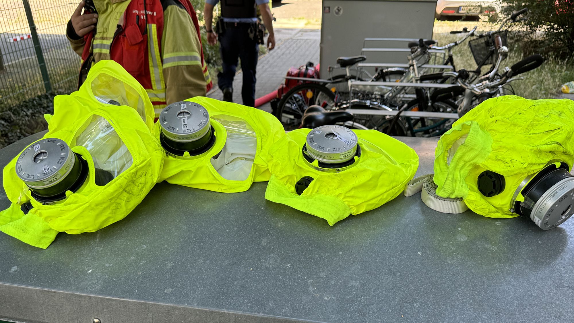 Mit solchen Brandfluchthauben wurden die Menschen aus dem verqualmten Gebäude gerettet. Foto: Feuerwehr Dresden