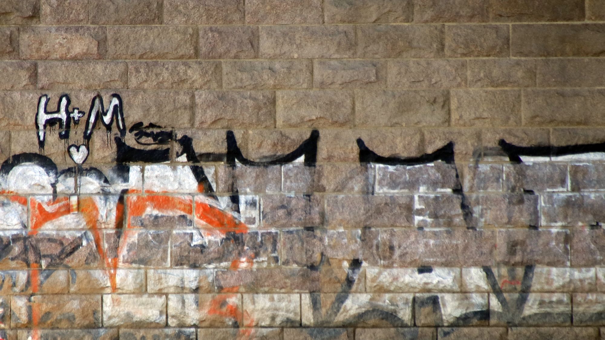 Mit viel Aufwand wurde ein Teil der Graffiti wieder entfernt. Foto: Anton Launer