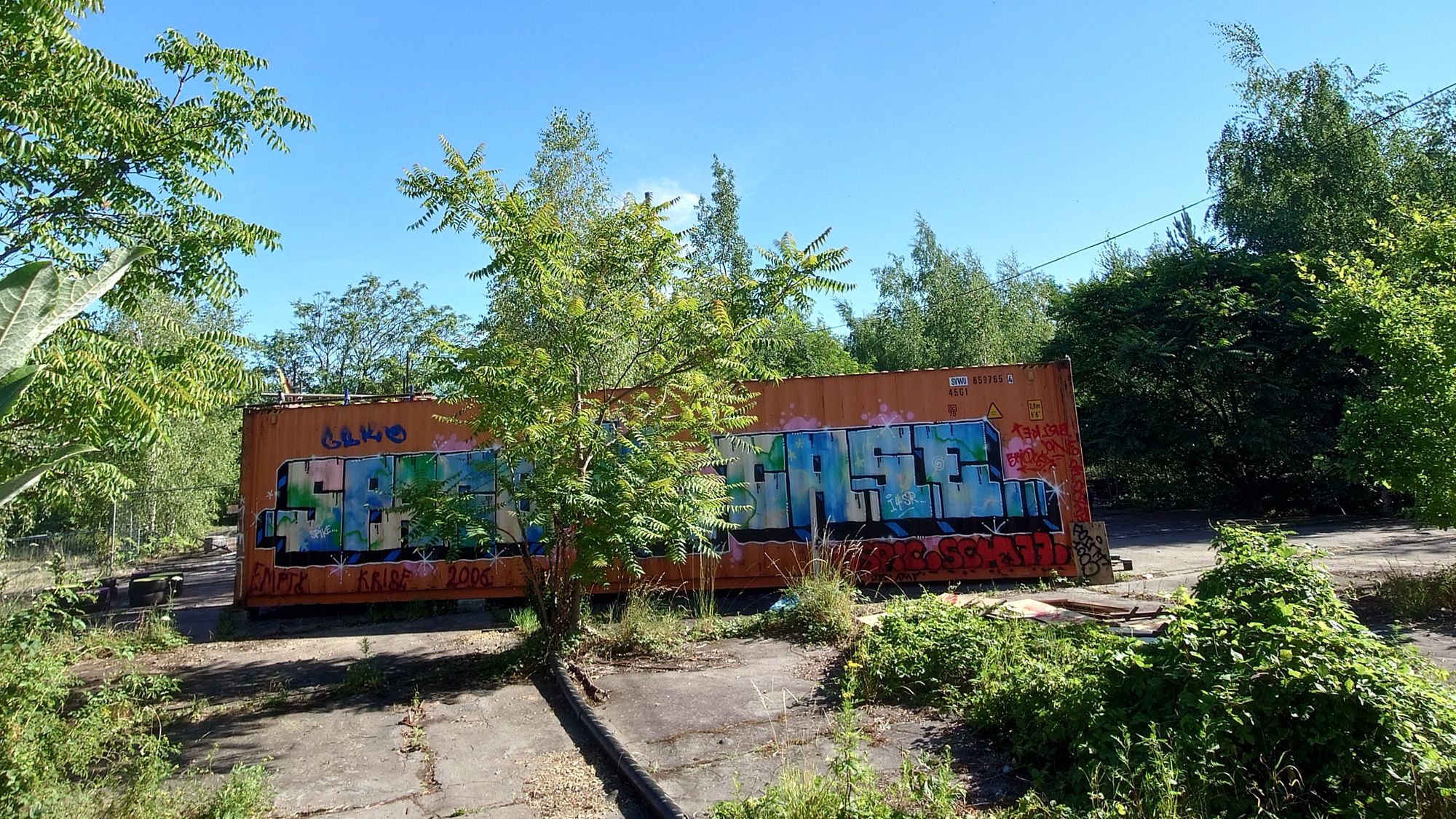 Der Container ist der Treffpunkt auf dem Gelände. Foto: Anton Launer