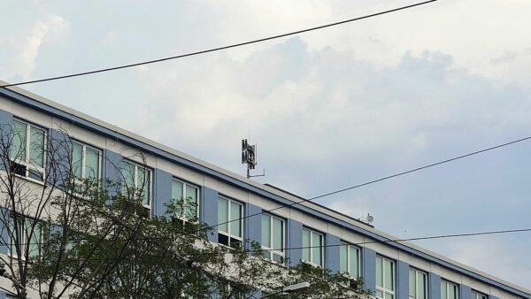 Unter anderem auf dem Postgebäude an der Königsbrücker Straße steht eine der Sirenen. Foto: Anton Launer