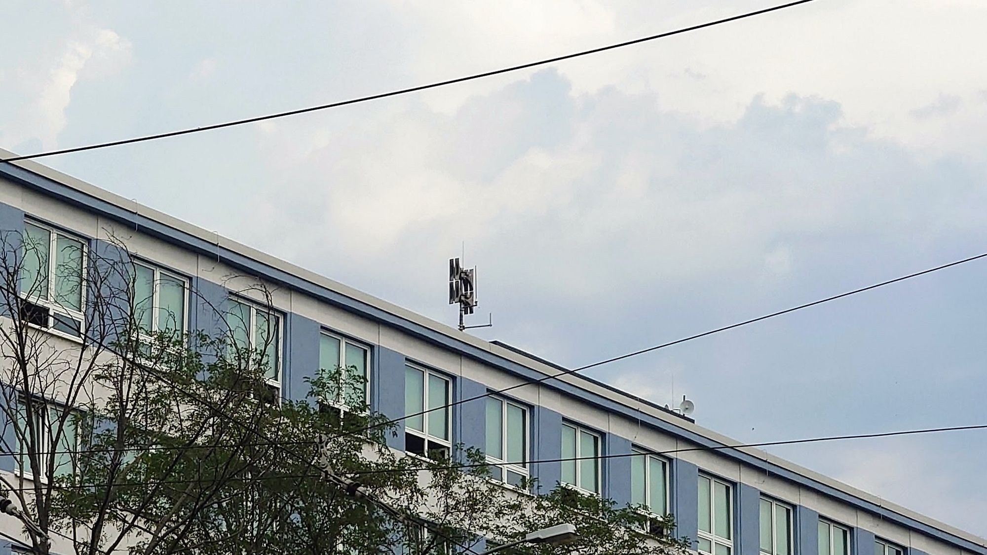 Unter anderem auf dem Postgebäude an der Königsbrücker Straße steht eine der Sirenen. Foto: Anton Launer