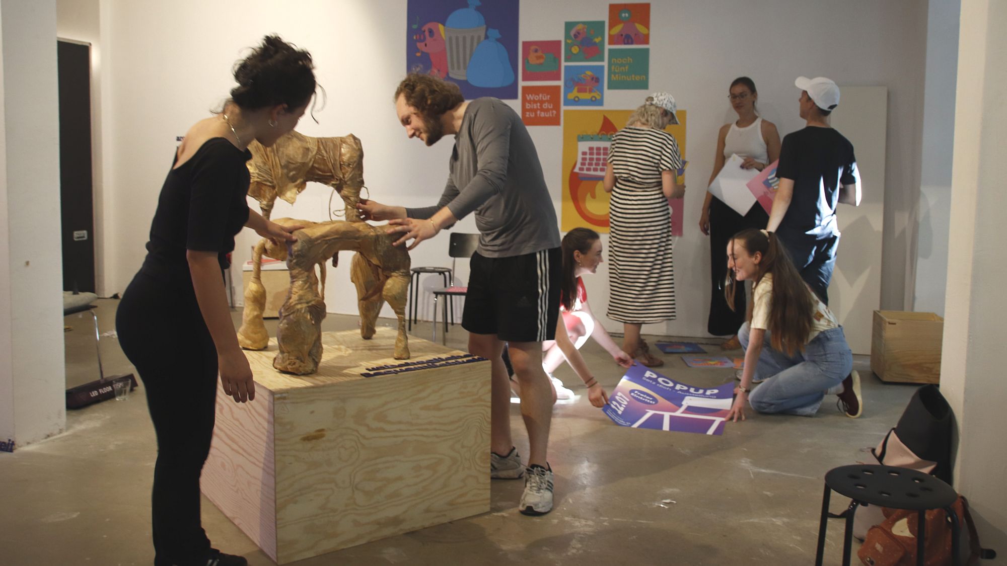 Die Studierenden beim Vorbereiten der Ausstellung. Foto: Anton Launer