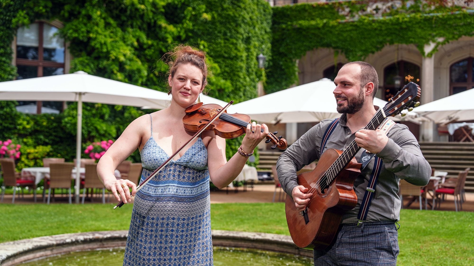 Sarah (Gesang und Geige) und Luca (Gitarre) spielen zur Schlössernacht. Foto: PR/Michael Schmidt