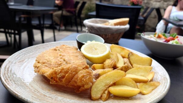 Fish & Chips entpuppte sich als gebackenes Pangasius-Filet mit Kartoffelecken. Foto: Anton Launer