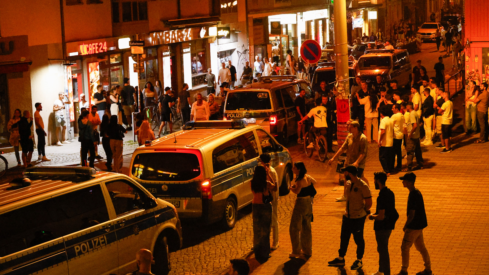 Die Polizei trennte die sich streitenden Gruppen. Foto: Florian Varga