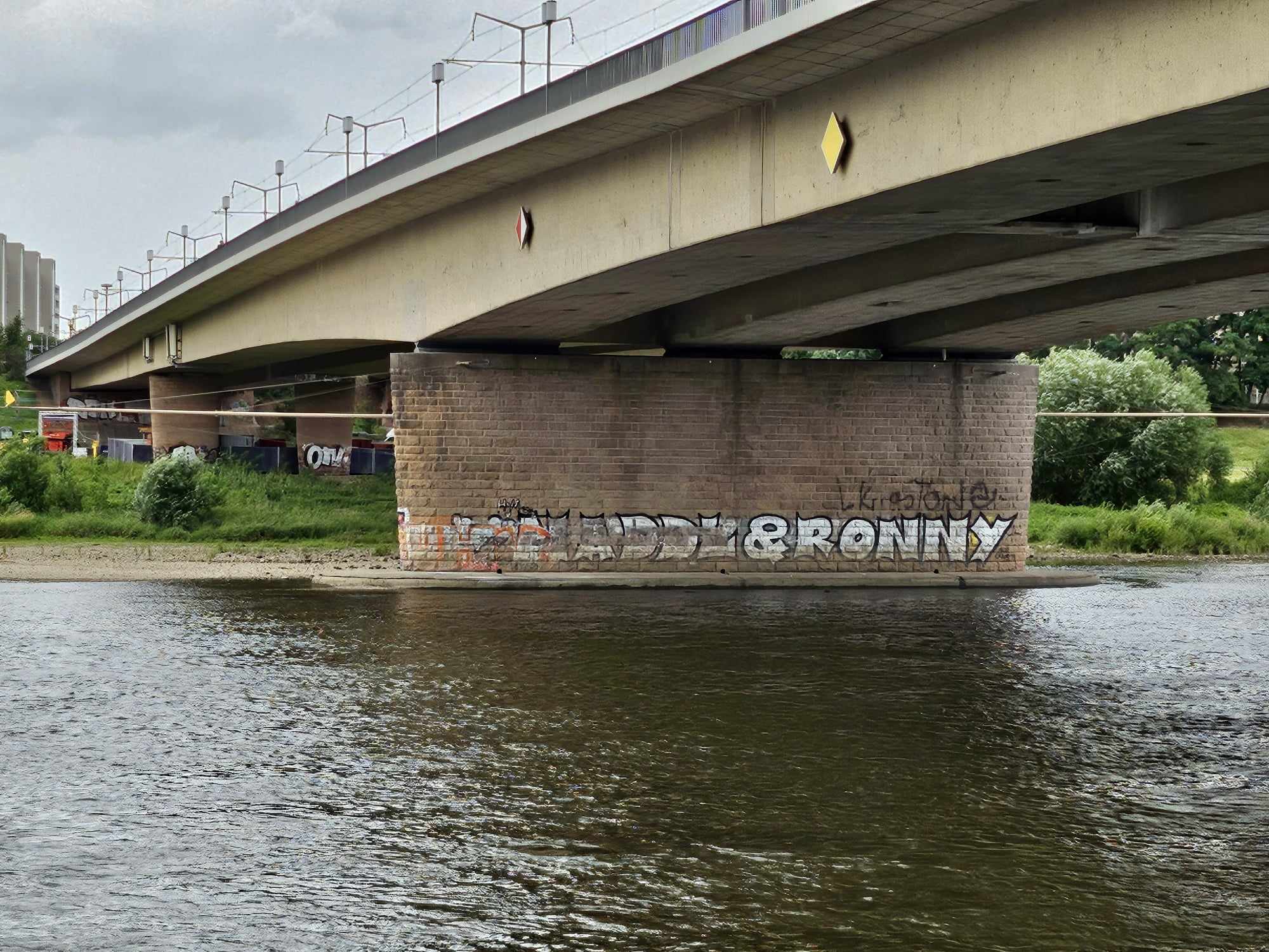 Die Säuberung gestaltet sich als schwierig. Foto: Christoph Springer 