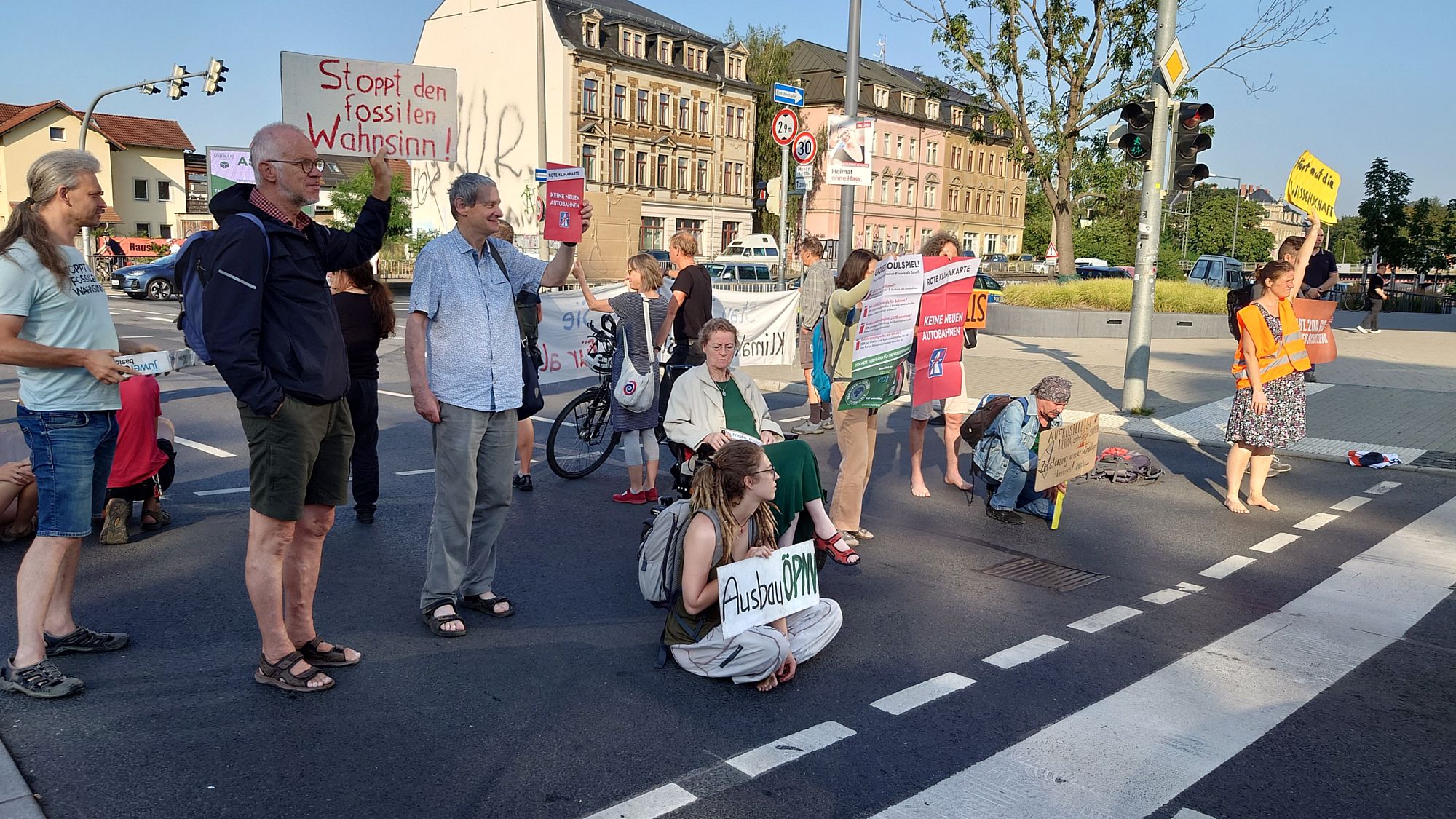 Klimaaktivist*innen von "Extinction Rebellion" blockierten am Morgen die Stauffenbergallee und die Königsbrücker Straße - Foto: Anton Launer