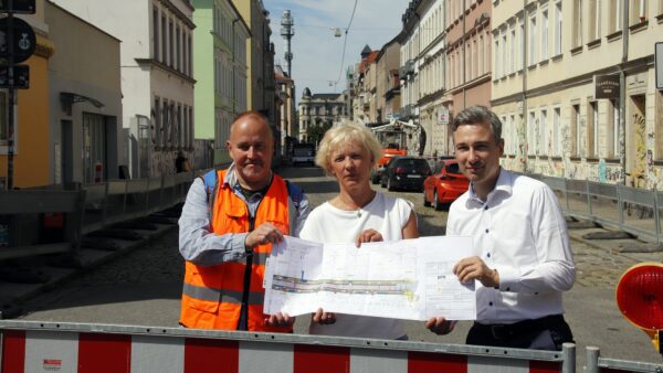 Baustart auf der Katharinenstraße mit Bauleiter Lutz Schulze, Amtsleiterin Simone Prüfer und Baubürgermeister Stephan Kühn. Foto: Anton Launer