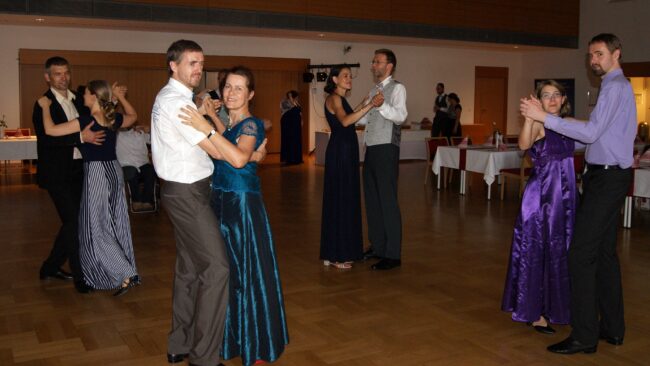 Tanzende Paare beim Neustädter Sommernachtsball im Festsaal der Dreikönigskirche Dresden-Neustadt.