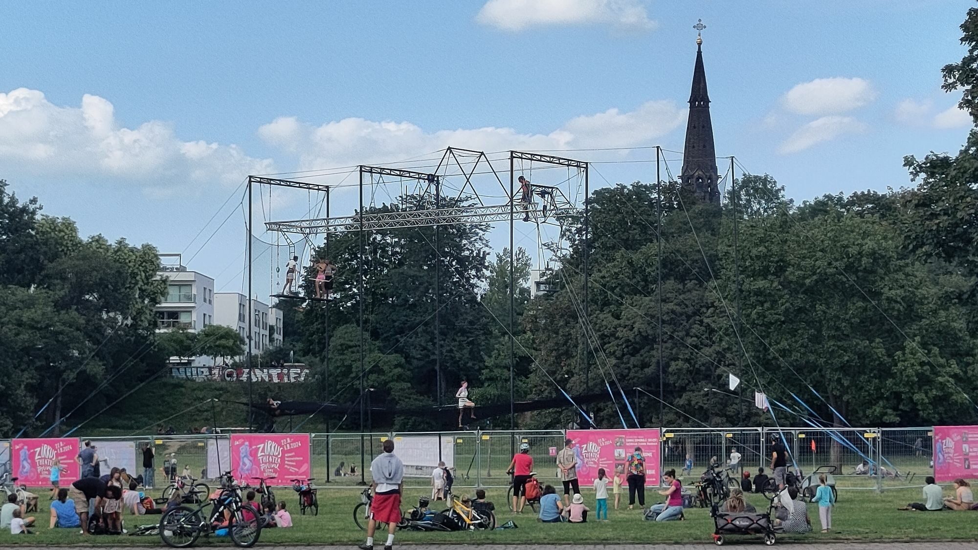 "The Go Go Home Project" übt schon auf dem Trapez im Alaunpark.Foto: PS