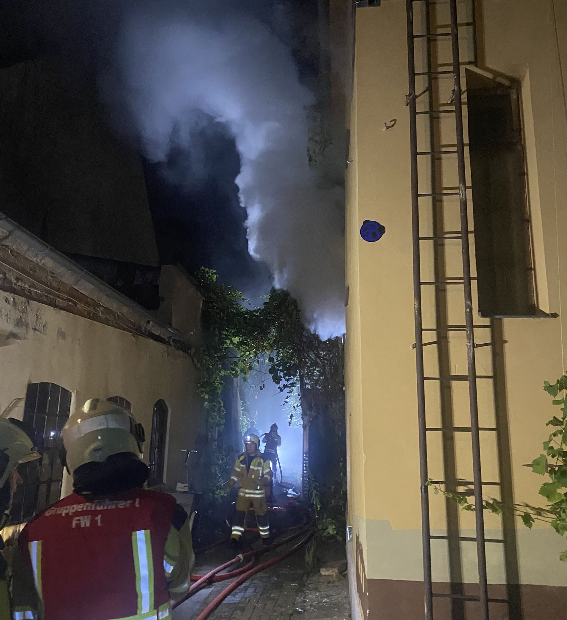 Rauch dringt aus dem Gebäude der Alten Fabrik Foto: Feuerwehr Dresden