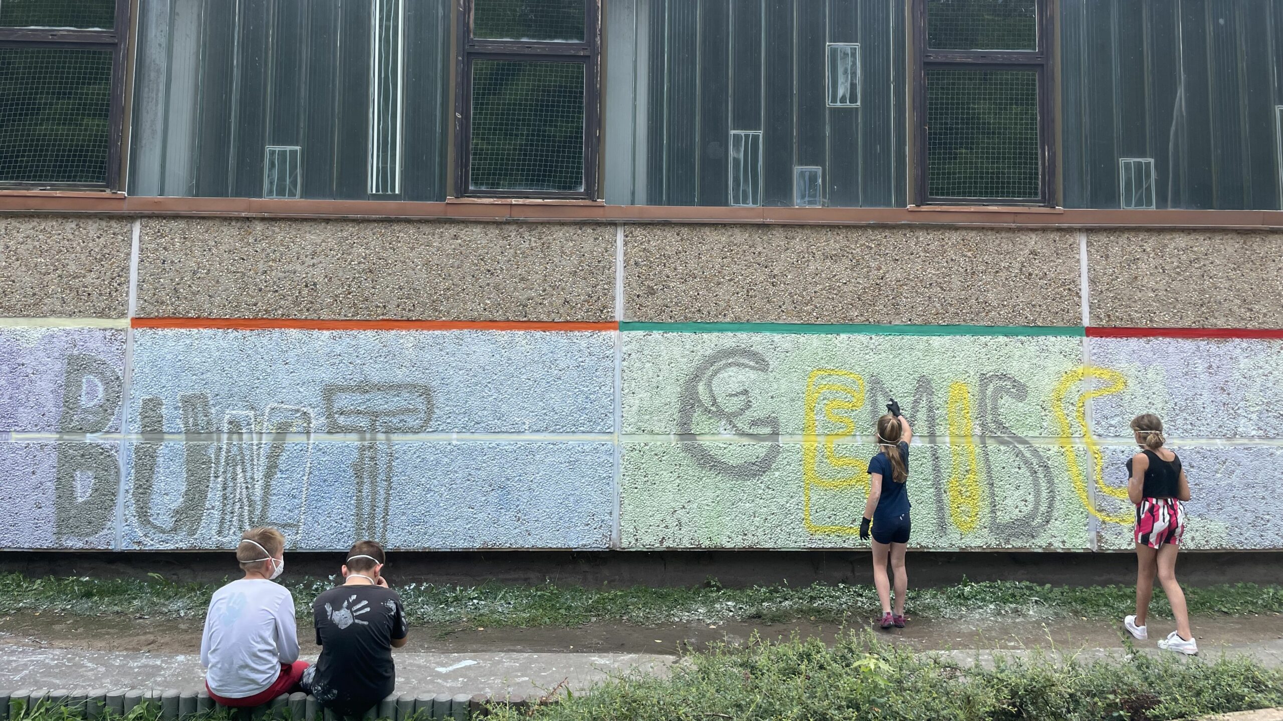 Beginn des sprayen der Outlines an der Turnhalle. Foto: Charlotte Otto