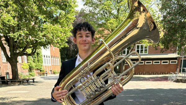 Emil Krippstädt (Bundespreisträger »Jugend musiziert«) mit seiner Tuba - Foto: Andreas Roth