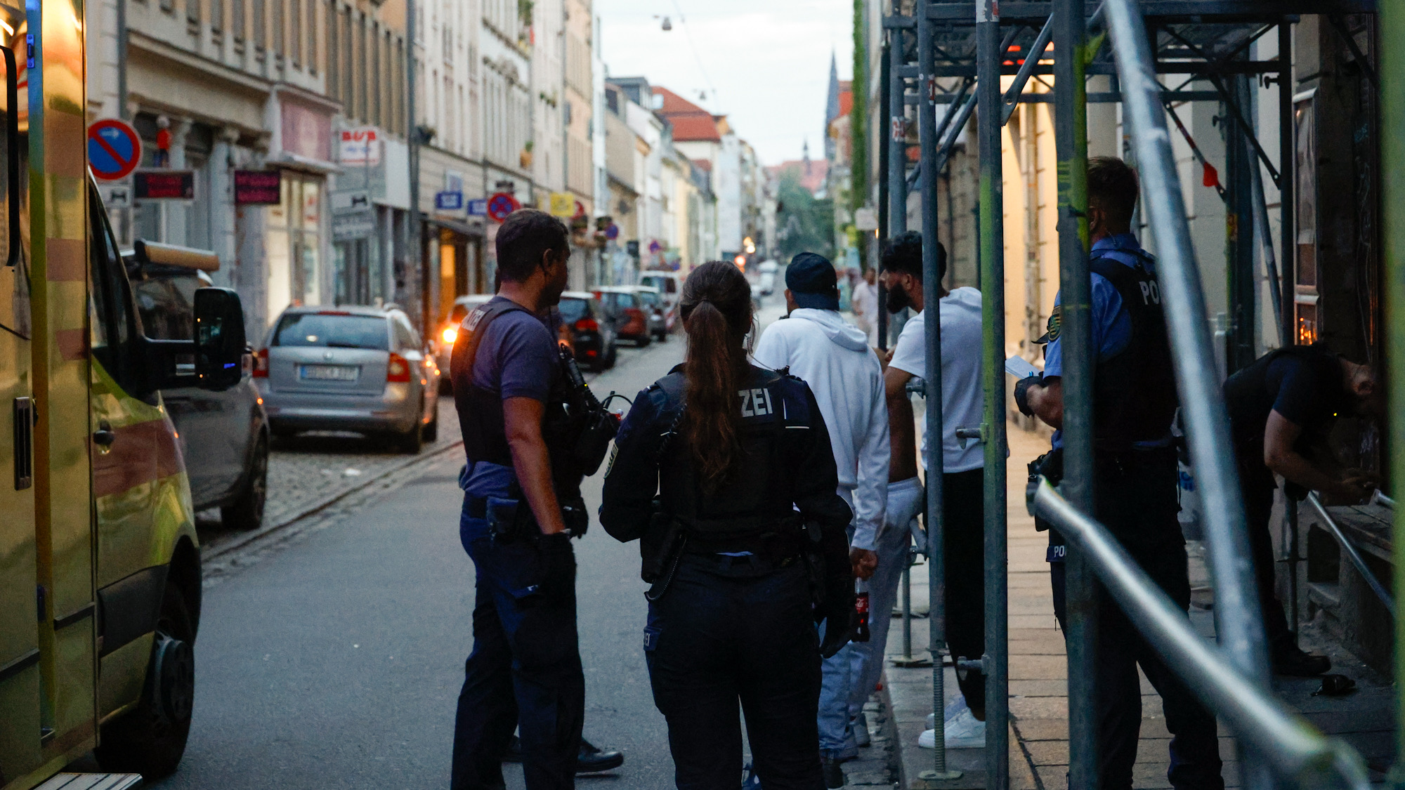 Die Polizei übernimmt vor Ort auf der Alaunstraße. - Foto: Florian Varga