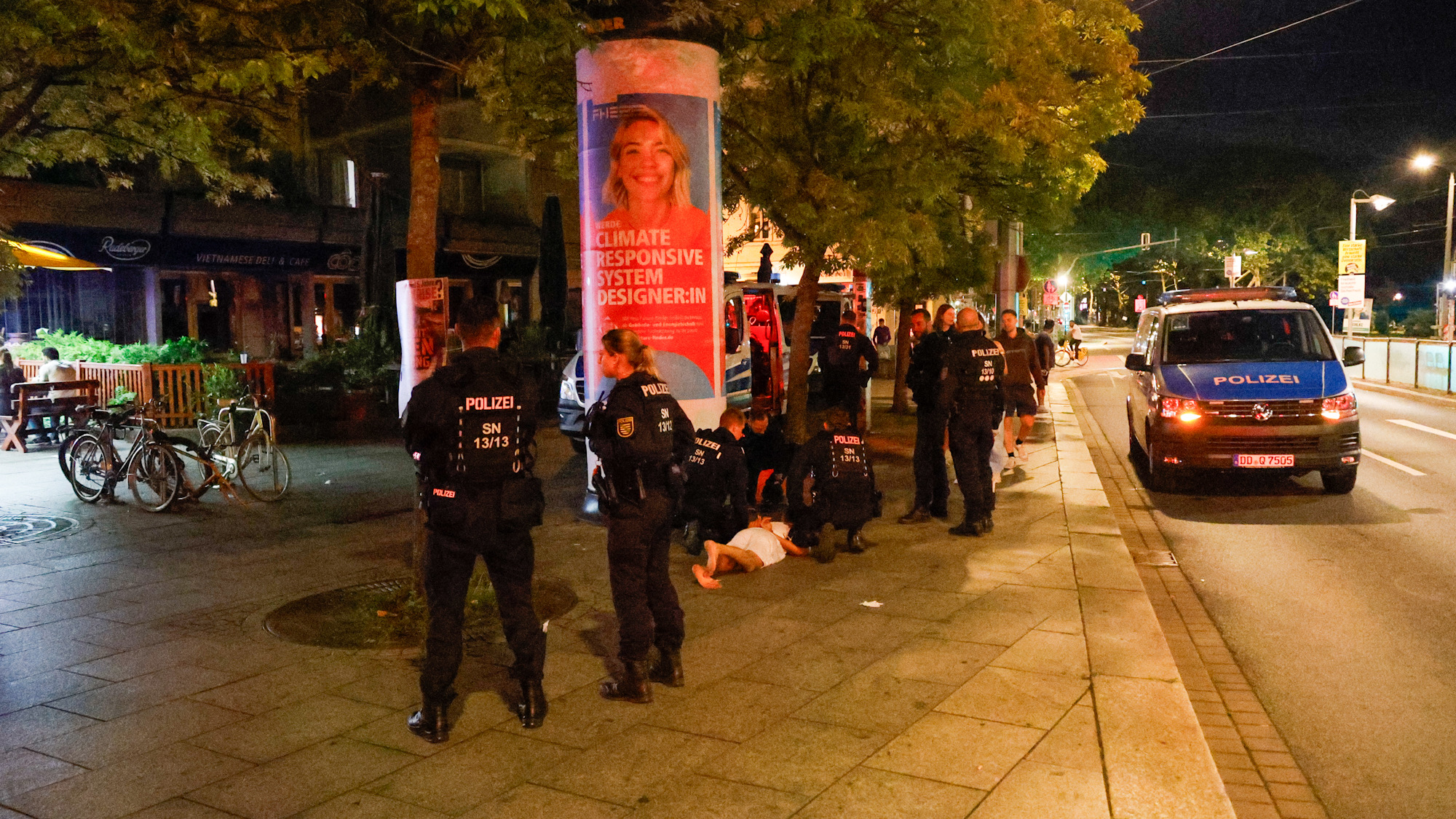 Erst mit unmittelbarem Zwang gelang es den Beamten, den Mann festzunehmen. - Foto: Florian Varga