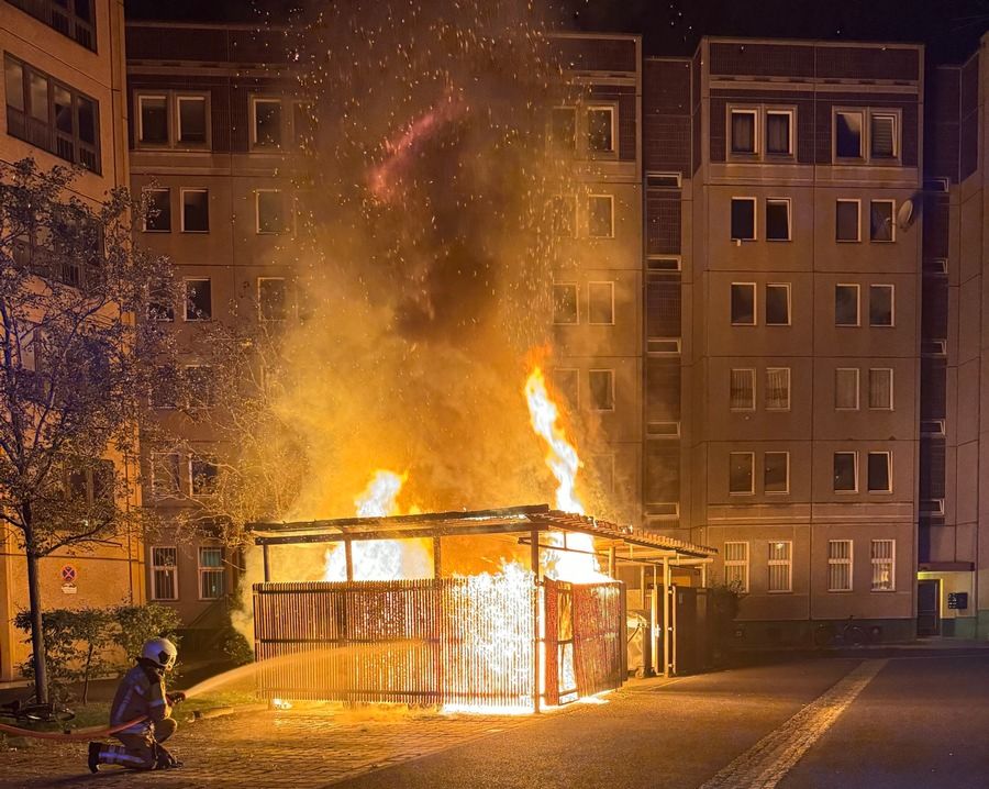 Im Innenhof der Plattenbauten zwischen Alaun- und Königsbrücker Straße hat es am frühen Montagmorgen gebrannt. Foto: Feuerwehr Dresden